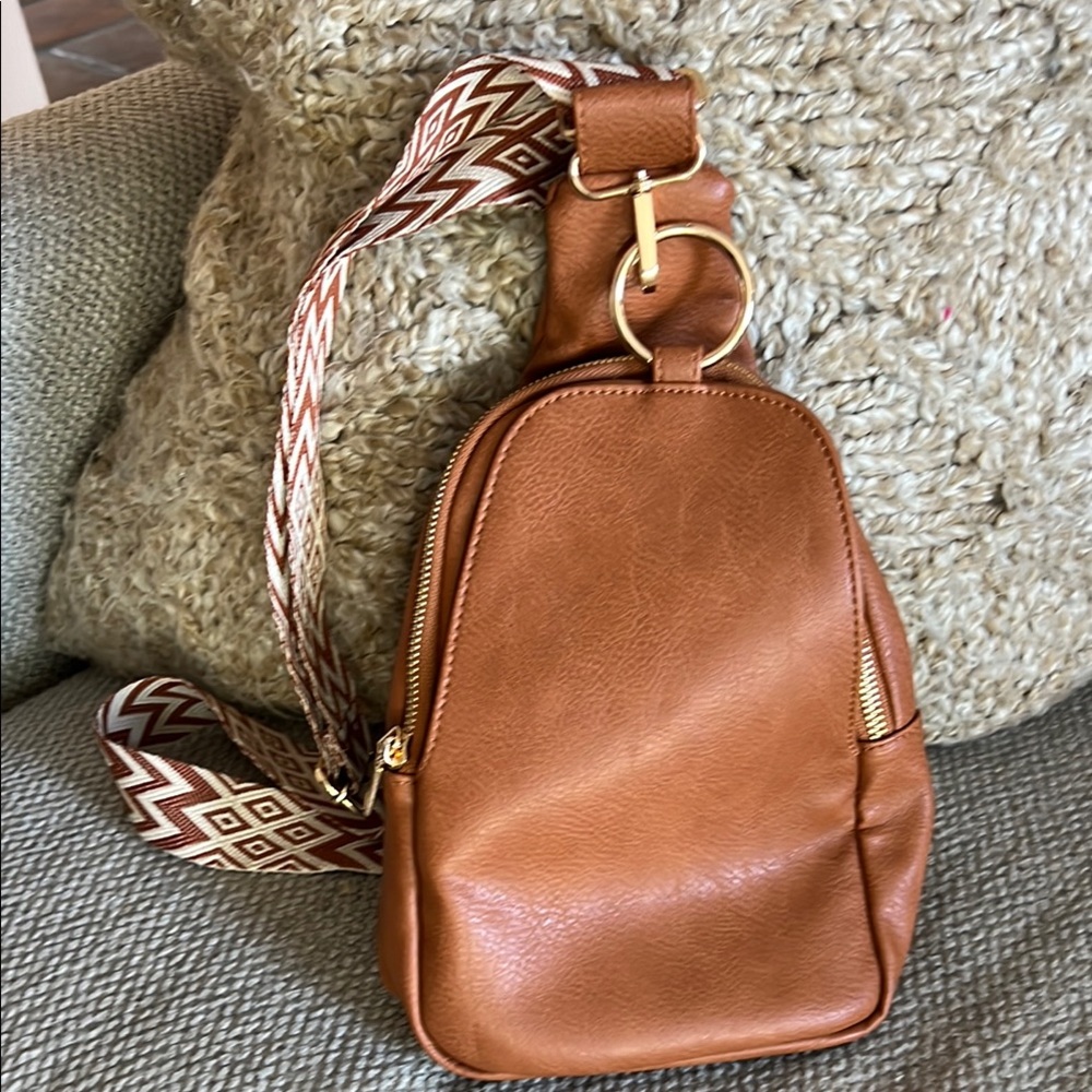 Chic Tan Leather Crossbody with Geometric Strap